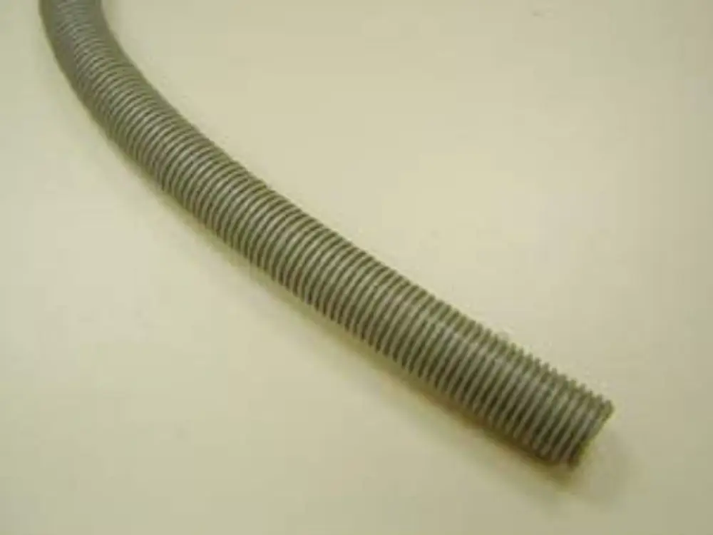 Flexibler Schlauch mit gerillter Oberfläche, geeignet für Siphon-Anwendungen. Produkt von Remeha, auf hellem Hintergrund abgebildet.